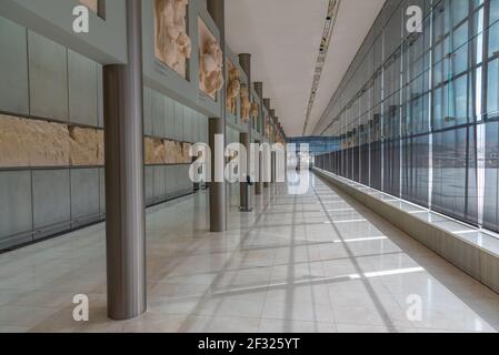Atene, Grecia, 28 settembre 2020: Collezione di manufatti antichi al museo dell'Acropoli di Atene, Grecia Foto Stock