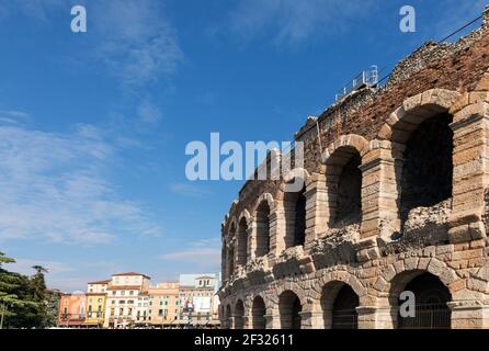 Italia, Verona, Arena, Anfiteatro di Verona, completato intorno al 30 d.C., terzo più grande del mondo, utilizzato per lotte simulate, combattimenti gladiatori, pubblico Foto Stock