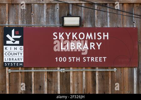 Cartello sul lato dell'edificio della biblioteca in legno La città di Skykomish nelle montagne Cascade in campagna King County Washington Foto Stock