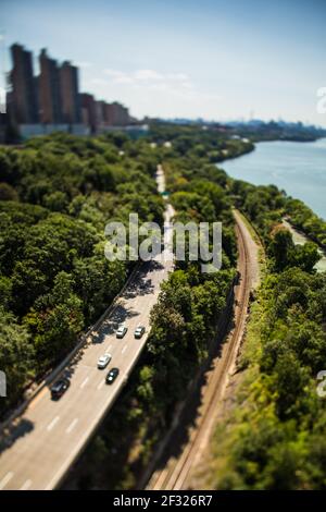 Traffico stradale di New York visto dal ponte George Washington - colpo con obiettivo tilt-shift per un effetto miniaturizzato Foto Stock
