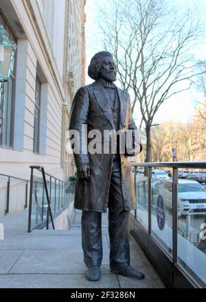 Statua di Frederick Douglass sui gradini dell'edificio della New York Historical Society, all'ingresso della W 77th Street, New York, NY, USA Foto Stock