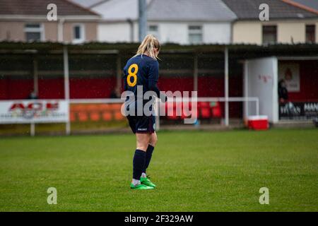 Robyn Pinder of Cardiff Met celebra il primo goal Briton Ferry Llansawel contro Cardiff si è incontrato a Old Road in La Premier gallese Women's League o Foto Stock