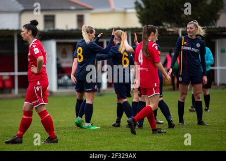 Robyn Pinder of Cardiff Met celebra il primo goal Briton Ferry Llansawel contro Cardiff si è incontrato a Old Road in La Premier gallese Women's League o Foto Stock