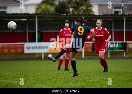 Robyn Pinder di Cardiff ha raggiunto i suoi punteggi al secondo gol Briton Ferry Llansawel contro Cardiff si è incontrato a Old Road in La Premier Women's League gallese su 1 Foto Stock