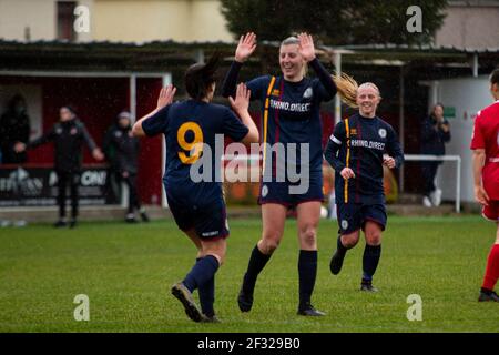 Robyn Pinder of Cardiff Met celebra il suo secondo gol Briton Ferry Llansawel contro Cardiff si è incontrato a Old Road in La Premier Women's League gallese Foto Stock