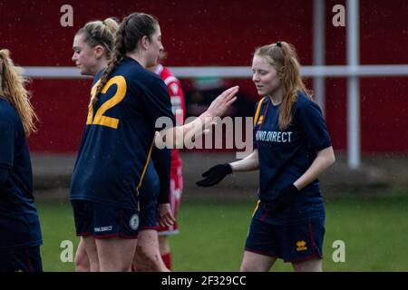 Ellie Preece of Cardiff Met celebra il loro terzo gol Briton Ferry Llansawel contro Cardiff si è incontrato a Old Road in La Premier Women's League gallese Foto Stock