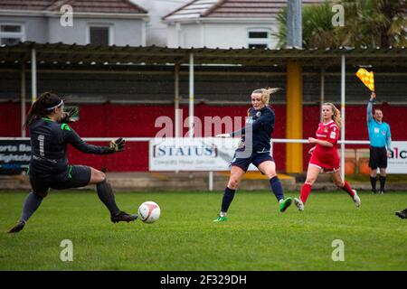 Robyn Pinder di Cardiff ha raggiunto un traguardo offside Briton Il traghetto Llansawel contro Cardiff si è riunito a Old Road nel Welsh Premier Women's League il 14° M. Foto Stock