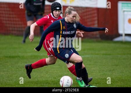 Robyn Pinder di Cardiff si è riunito (R) in azione contro Briton Ferry Lowri Ridings (L) Briton Ferry Lansawel contro Cardiff Met A Old Road nel Welsh Premie Foto Stock