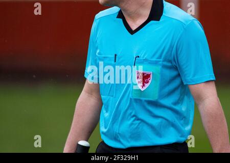 FAW Badge dettaglio su una maglia di arbitro Briton Ferry Llansawel contro Cardiff si è incontrata a Old Road nella Welsh Premier Women's League il 14 marzo 2021. In rosso Foto Stock