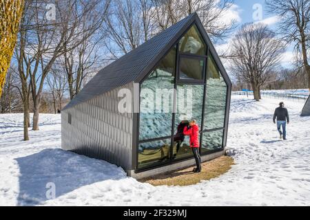 Sguardo spazzato dal vento, chioschi inclinati al lago Beaver sul Monte Royal, progettato da Atelier Urban Face, Montreal, QC Foto Stock