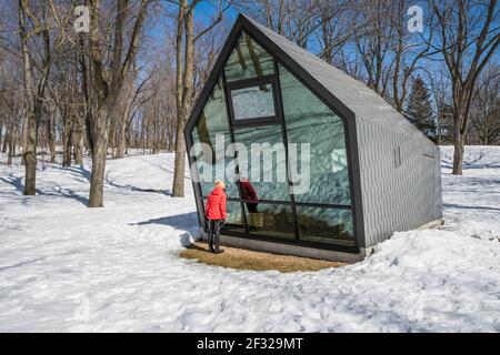 Sguardo spazzato dal vento, chioschi inclinati al lago Beaver sul Monte Royal, progettato da Atelier Urban Face, Montreal, QC Foto Stock