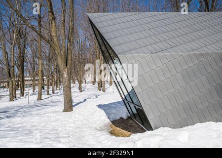 Sguardo spazzato dal vento, chioschi inclinati al lago Beaver sul Monte Royal, progettato da Atelier Urban Face, Montreal, QC Foto Stock