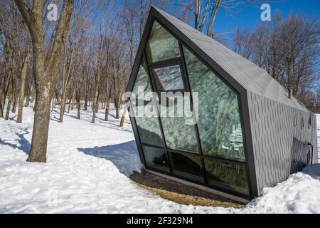 Sguardo spazzato dal vento, chioschi inclinati al lago Beaver sul Monte Royal, progettato da Atelier Urban Face, Montreal, QC Foto Stock