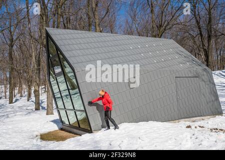 Sguardo spazzato dal vento, chioschi inclinati al lago Beaver sul Monte Royal, progettato da Atelier Urban Face, Montreal, QC Foto Stock