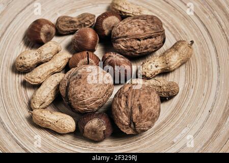 Noci, nocciole e arachidi. Vista ravvicinata dall'alto, cibo sano e sano Foto Stock