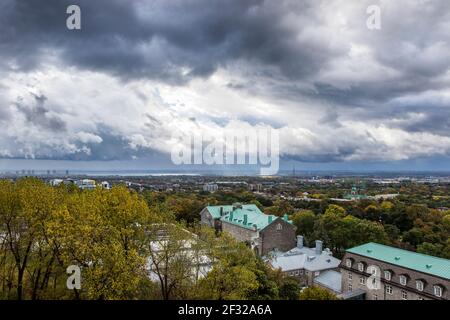 Cielo tempestoso e città di Montreal, primi d'autunno, Villa Maria scuola privata in primo piano, Montreal, QC Foto Stock