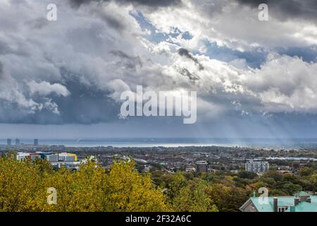 Cielo tempestoso e città di Montreal, inizio autunno, Montreal, QC Foto Stock