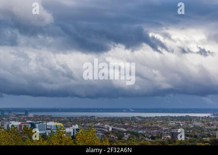 Cielo tempestoso e città di Montreal, inizio autunno, Montreal, QC Foto Stock