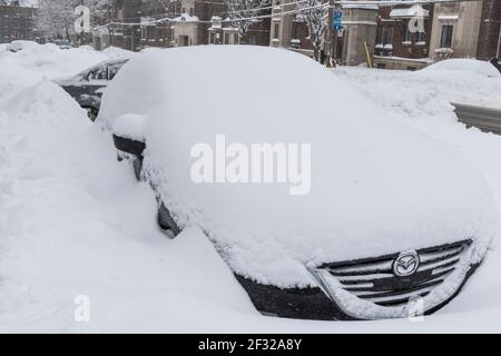 Auto sepolta sotto la neve dopo la tempesta di neve, marzo 2017, Montreal, QC Foto Stock