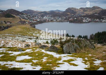 Vista mozzafiato a volo d'uccello del lago ghiacciato in Norvegia. Paesaggio mozzafiato fiordi panoramici in inverno, calma bellezza della natura Foto Stock