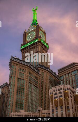 Abraj al Bait: Torre reale dell'Orologio in Mecca. Tramonto in Mecca - Arabia Saudita. Agosto 2018 Foto Stock