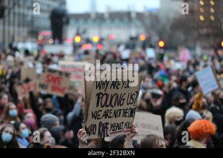 Londra, Inghilterra, Regno Unito. 14 Marzo 2021. I manifestanti si sono riuniti fuori dal New Scotland Yard hanno marciato verso Parliament Square per reclamare questi rally per Sarah Everard, rapito e assassinato la scorsa settimana nel Regno Unito. Ieri un funzionario di polizia è stato accusato in un tribunale di Londra. Credit: Tayfun Salci/ZUMA Wire/Alamy Live News Foto Stock