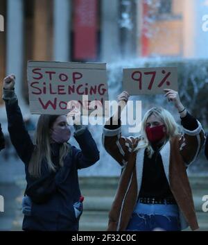 Londra, Inghilterra, Regno Unito. 14 Marzo 2021. I manifestanti si sono riuniti fuori dal New Scotland Yard hanno marciato verso Parliament Square per reclamare questi rally per Sarah Everard, rapito e assassinato la scorsa settimana nel Regno Unito. Ieri un funzionario di polizia è stato accusato in un tribunale di Londra. Credit: Tayfun Salci/ZUMA Wire/Alamy Live News Foto Stock