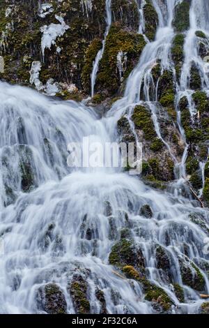 Piccola cascata di Schleier, leggermente ghiacciata in inverno, Hohenberg, Mostviertel, bassa Austria, Austria Foto Stock
