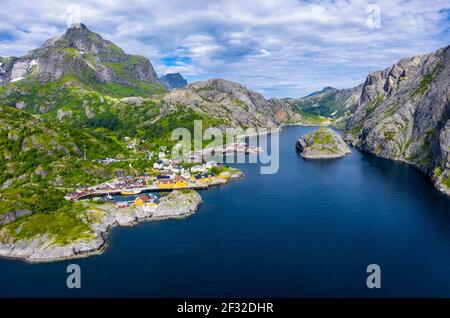 Vista aerea, vista del porto e delle cabine rorbuer, storico villaggio di pescatori Nusfjord, Lofoten, Nordland, Norvegia Foto Stock