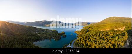 Vista aerea, foresta e paesaggio, umore serale al lago Hafslovatnet, Hafslo, Vestland, Norvegia Foto Stock