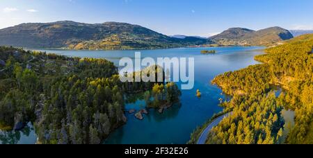 Vista aerea, foresta e paesaggio, umore serale al lago Hafslovatnet, Hafslo, Vestland, Norvegia Foto Stock