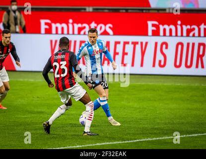 Milano, Italia. 14 Marzo 2021. Piotr Zielinski del SSC Napoli lotta per la palla contro Fidayo Tomori dell'AC Milan durante AC Milan vs SSC Napoli, Serie calcistica Italiana A Milano, Italia, Marzo 14 2021 Credit: Independent Photo Agency/Alamy Live News Foto Stock