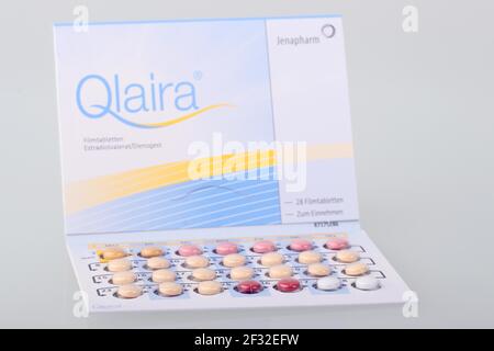 Pillola contraccettiva Qlaira della società Jenapharm, farmaco per contraccezione, confezioni di compresse, preparazione in 4 fasi, confezione mensile Foto Stock