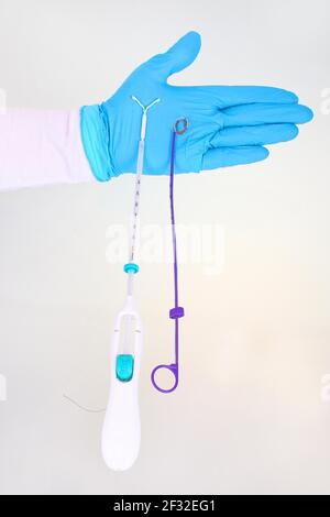 Dispositivo intrauterino a rilascio di ormoni Mirena, senza metallo, dispositivo intrauterino IUD, sfera intrauterina, IUB, Sfera di rame con tubo di guida Foto Stock