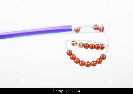 IntraUterinBall, IUB, sfera di rame con tubo guida, contraccezione senza ormoni con memoria di forma, sistema contraccettivo dinamico Foto Stock