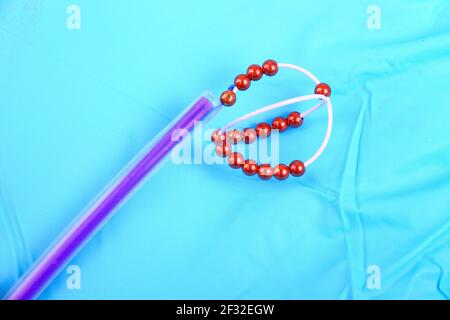 IntraUterinBall, IUB, sfera di rame con tubo guida, contraccezione senza ormoni con memoria di forma, sistema contraccettivo dinamico Foto Stock