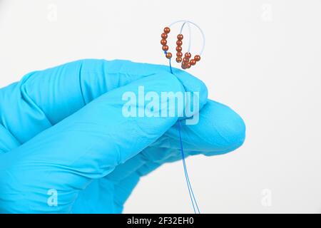 IntraUterinBall, IUB, sfera di rame con tubo guida, contraccezione senza ormoni con memoria di forma, sistema contraccettivo dinamico Foto Stock