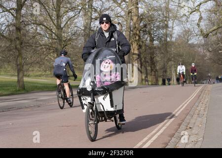 kangaroo bike rider out nella giornata di sole a Londra greenwich Park, esercizio all'aperto Foto Stock