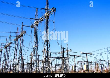 Sottostazione elettrica , convertitore di potenza in fabbrica. Centrale elettrica ad alta tensione Foto Stock