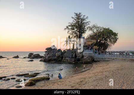 I turisti che visitano il tempio e il faro di Dinh Cau sull'isola di Phu Quoc, Vietnam Foto Stock