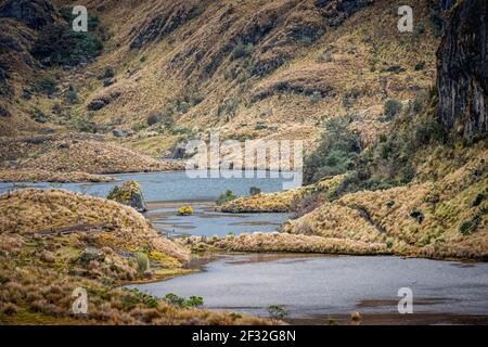 Impareggiabile bellezza paesaggistica di laghi con enorme roccia nera dietro nel Parco Nazionale di Cajas vicino Cuenca, Ecuador. Foto Stock