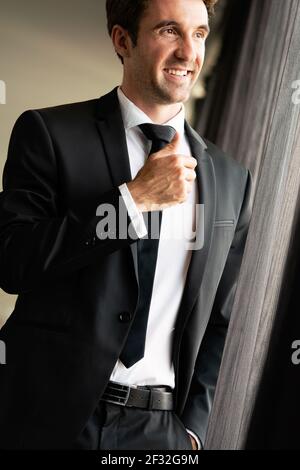 Ritratto di un bel giovane uomo d'affari sorridente Foto Stock