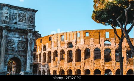 Colosseo a Roma, Italia. Europa. E' la principale attrazione turistica di Roma, con vista panoramica di Roma e Colosseo in estate. Panorama dell'antica arcit romana Foto Stock