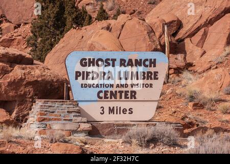 Red Rock Hills lungo la strada statale 84 vicino Abiquiu - New Mexico (vicino a Ghost Ranch). Queste sono le viste così spesso dipinte dalla Georgia o'Keeffe. Foto Stock