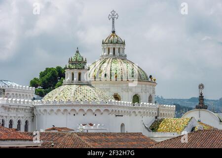 Cattedrale metropolitana barocca latino-americana di Quito, provincia di Pichincha, Ecuador, con alcuni antichi edifici barocchi di fronte e cielo blu Foto Stock