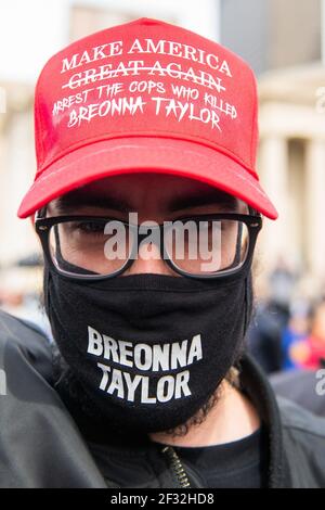 Louisville, Stati Uniti. 13 Marzo 2021. I manifestanti si presentano al Jefferson Square Park in occasione del primo anniversario della morte di Breonna Taylor il 13 marzo 2021 a Louisville, Kentucky. (Foto di Chris Tuite/ImageSPACE/Sipa USA) Credit: Sipa USA/Alamy Live News Foto Stock