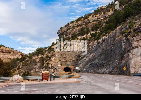 Vista del Bacino di Tularosa da Overlook presso il tunnel sull'autostrada 82 tra Cloudcroft e Alamogorda, New Mexico, nella Lincoln National Forest. Foto Stock