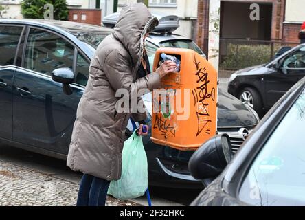 Raccoglitori di bottiglie, contenitori di rifiuti Foto Stock