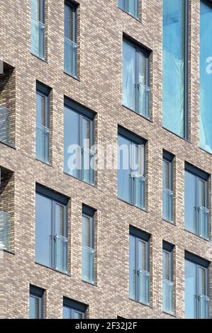 Architettura moderna. Le finestre angolari e i mattoni di clinker affascinano. Foto Stock