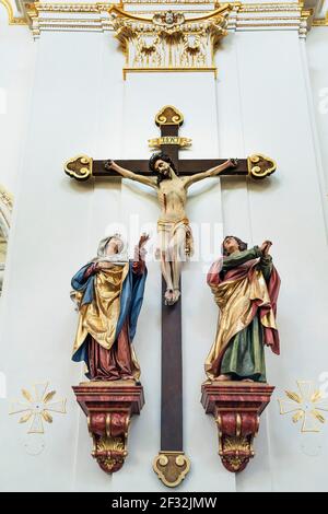 Cristo sulla croce con figure lutto, Lorenzirche, Kempten, Allgaeu, alta Svevia, Swabia, Baviera, Germania Foto Stock
